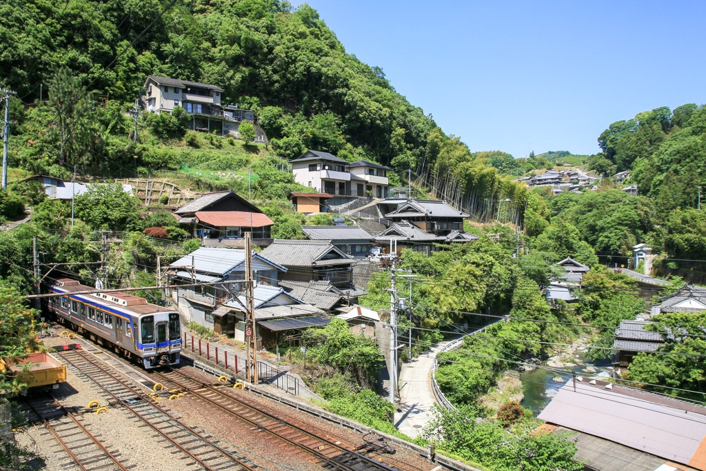 斜面の民家
