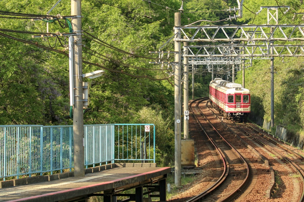 カーブを曲がって駅へ到着