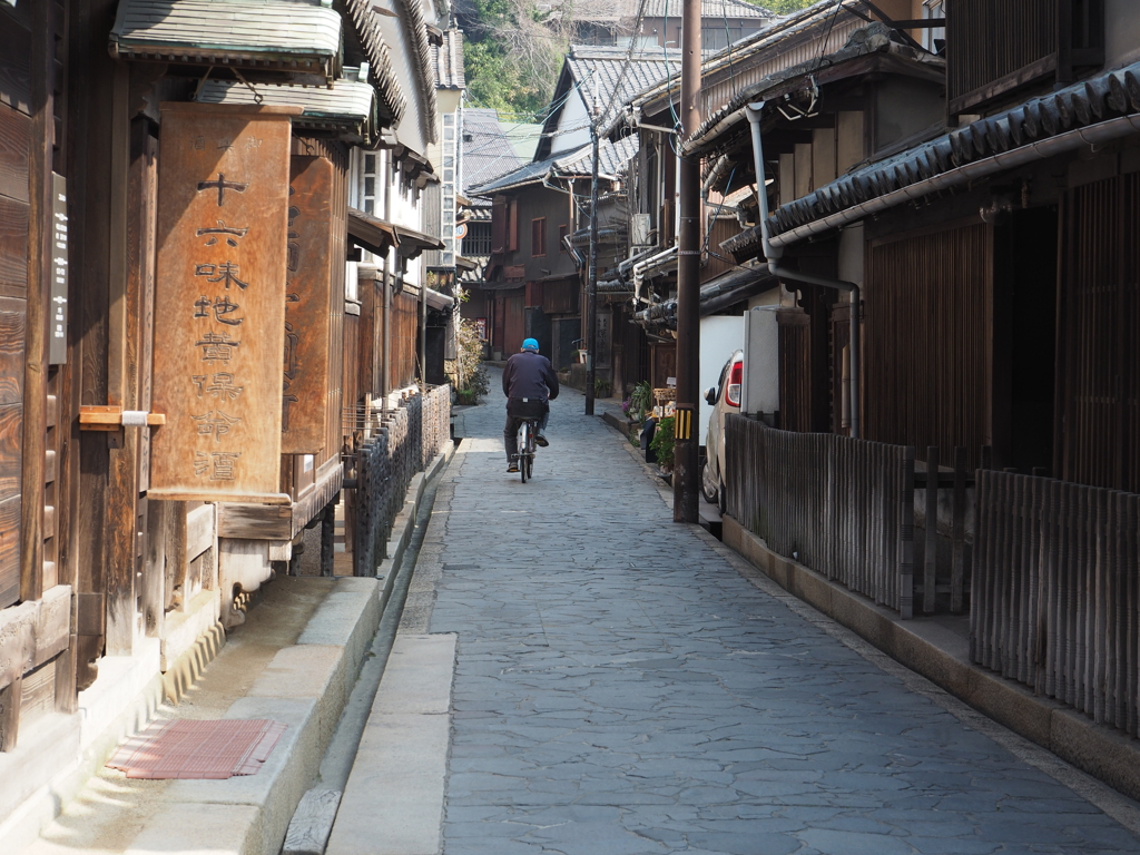 路地をゆく
