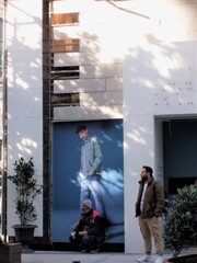 男達…　白と青…