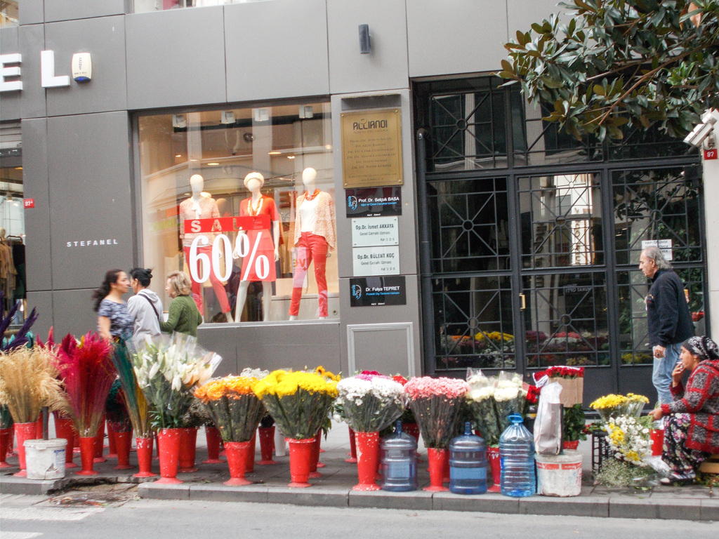 通りでジプシーの花売り