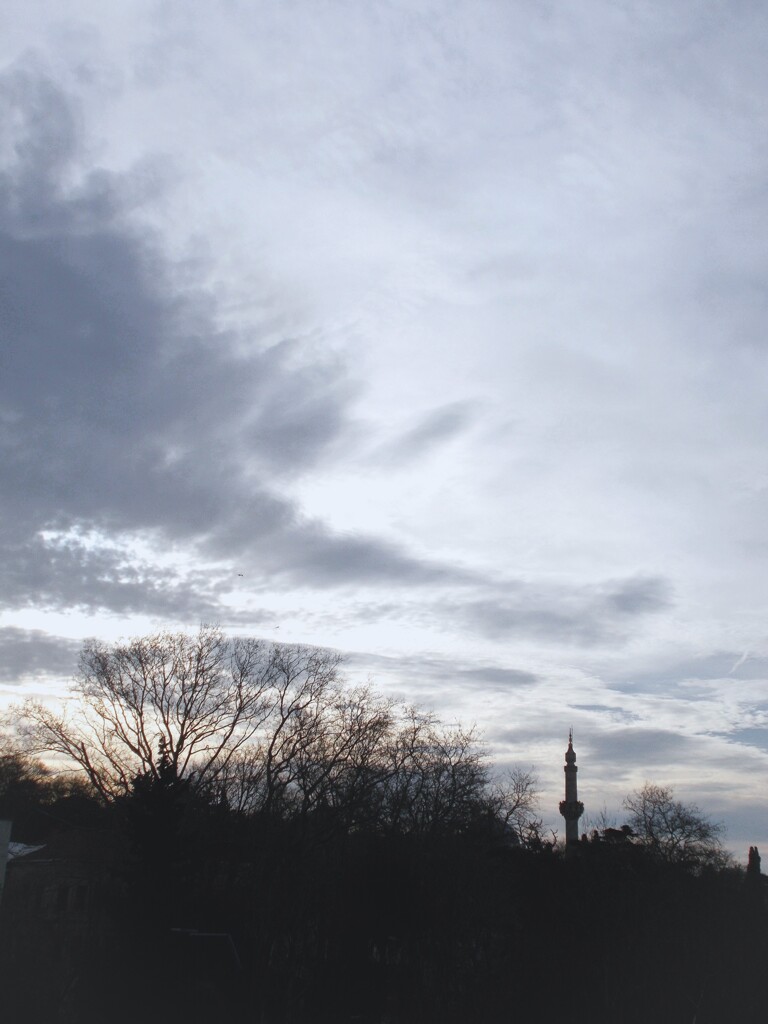 ～遠き道…　迷い雲…　青き空の下の出来事…～♪