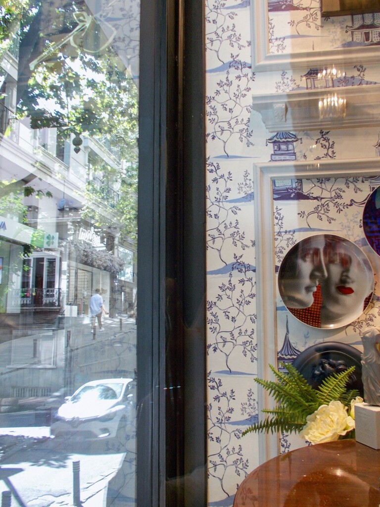 ショーウィンドーの中と通り～