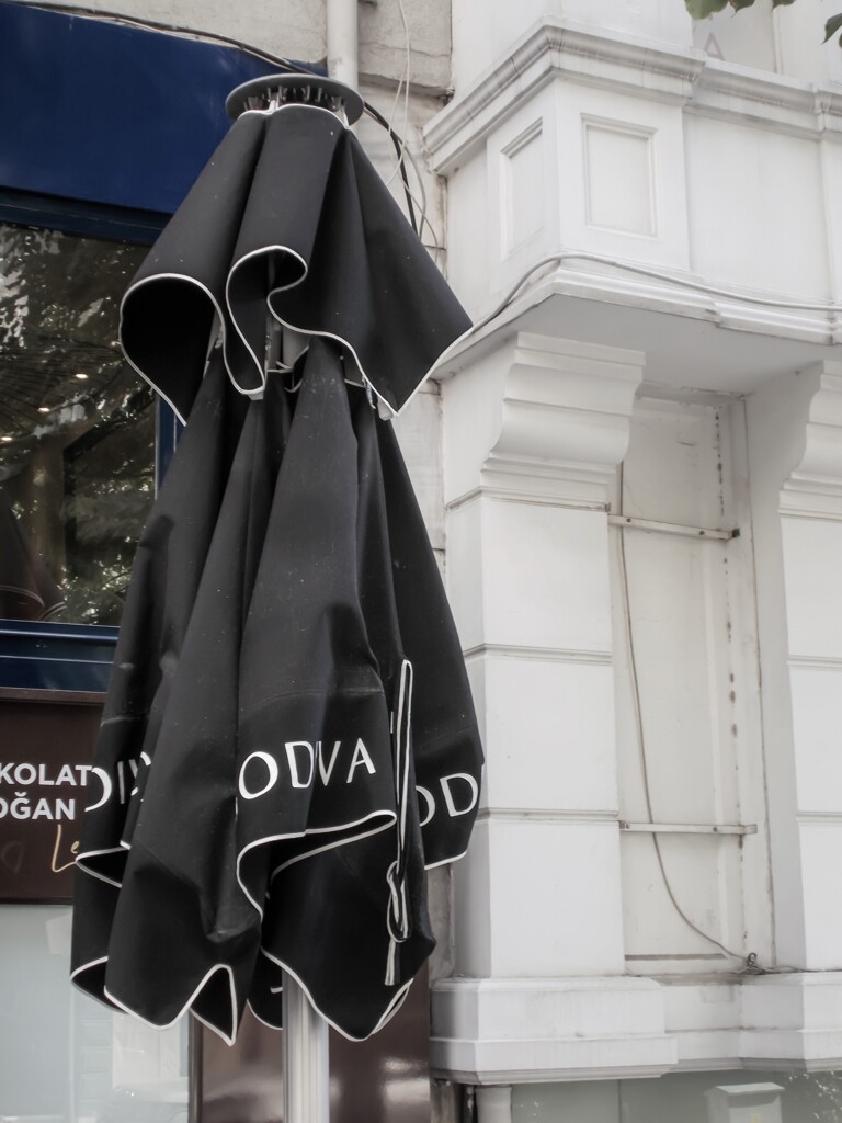 開店前～　カフェのパラソル～