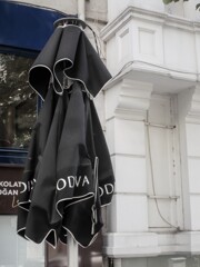 開店前～　カフェのパラソル～