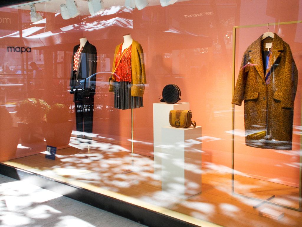 木漏れ日の中のショーウィンドー