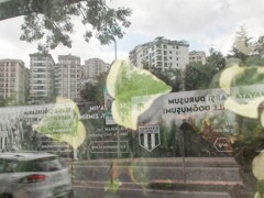 バスストップのアクリルパネル…