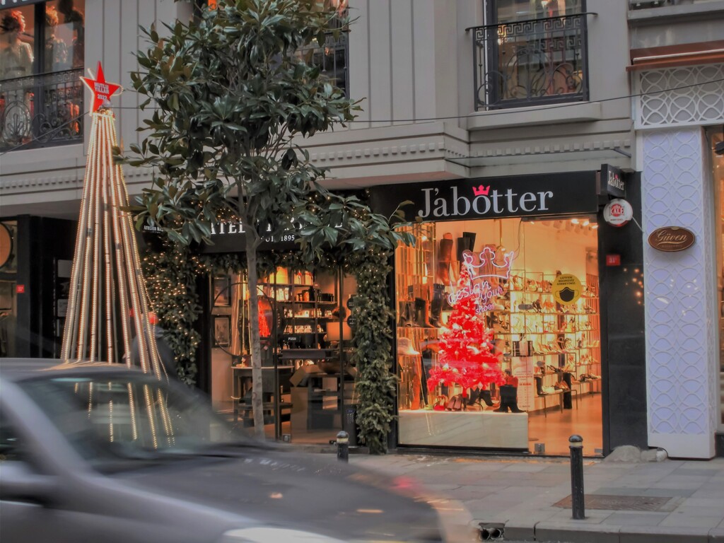 時間も走る師走の街～