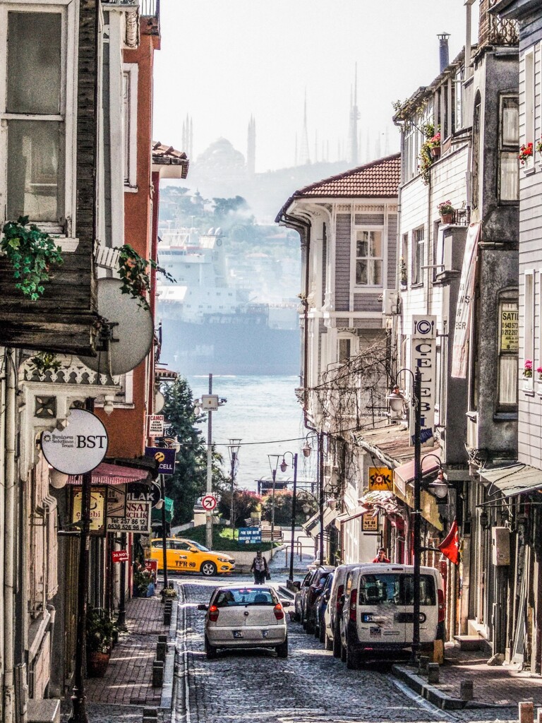 海峡沿いの町…