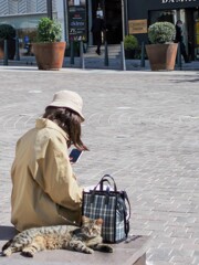 野良ちゃん　お姉さんの背中で日向ぼっこ～✨