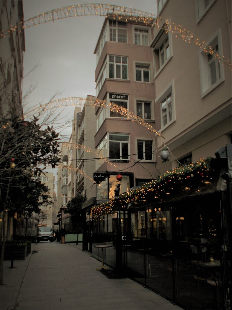 横丁～～　ぼんやり灯りゃいい～～