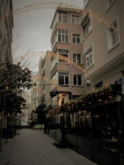 横丁～～　ぼんやり灯りゃいい～～