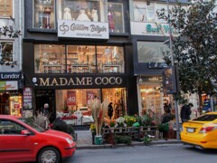 ジプシーの花売りが並ぶ道～