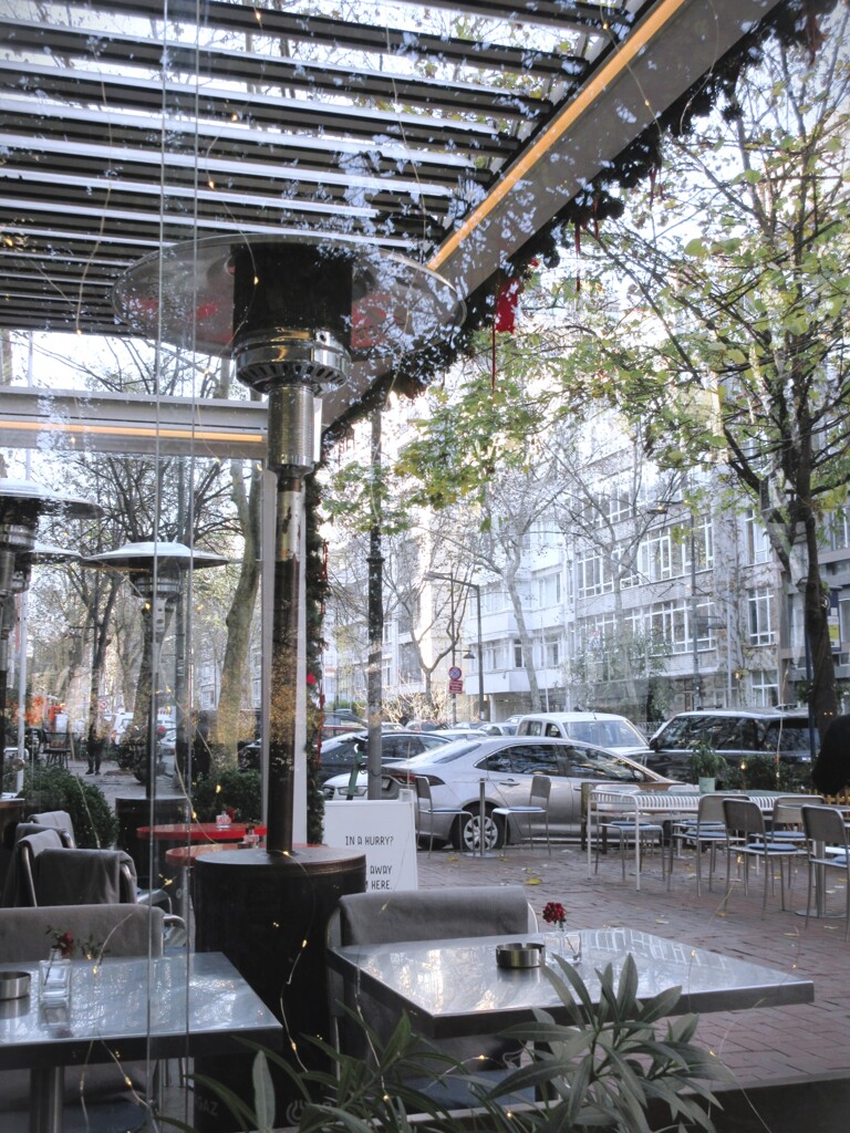 朝ミーティングはメタリックなカフェで～☆