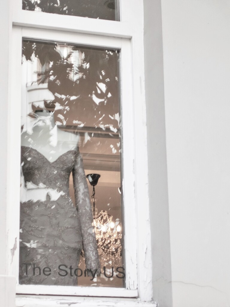 窓辺の女・・・