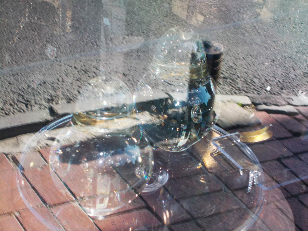 ショーウィンドーの中のアンティークガラス器