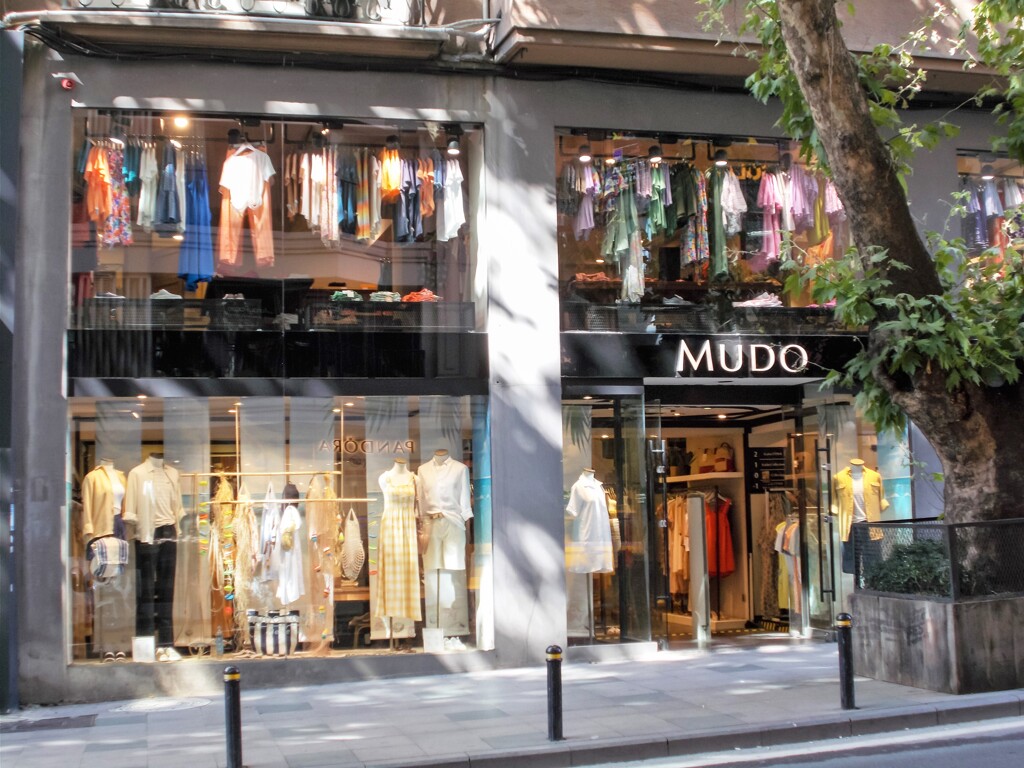 ブティックも朝陽の中～✨