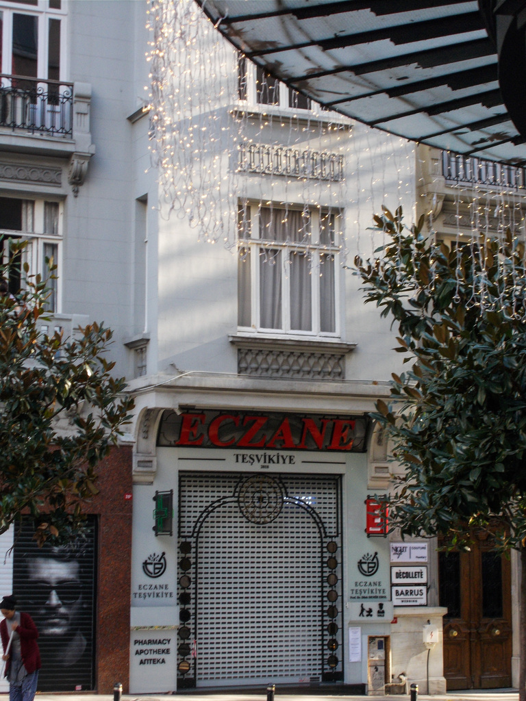 日曜日　シャッターを下ろしたお店達