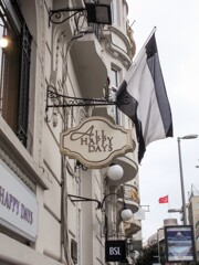 曇りの日は　もう硬い冬空～