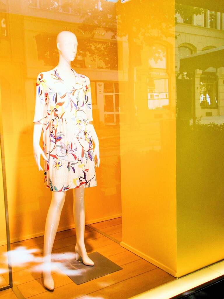 マネキン人形　朝陽の中～