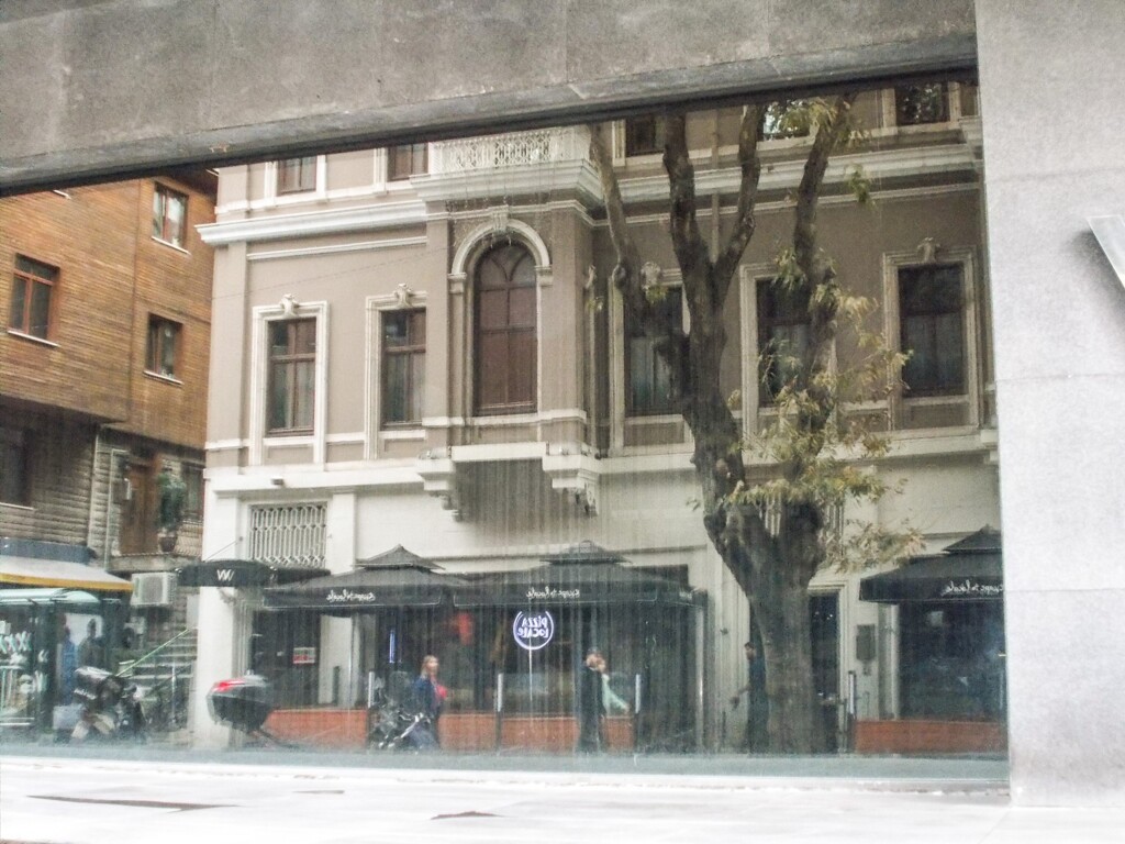 空きビルの窓に映った向こう側…