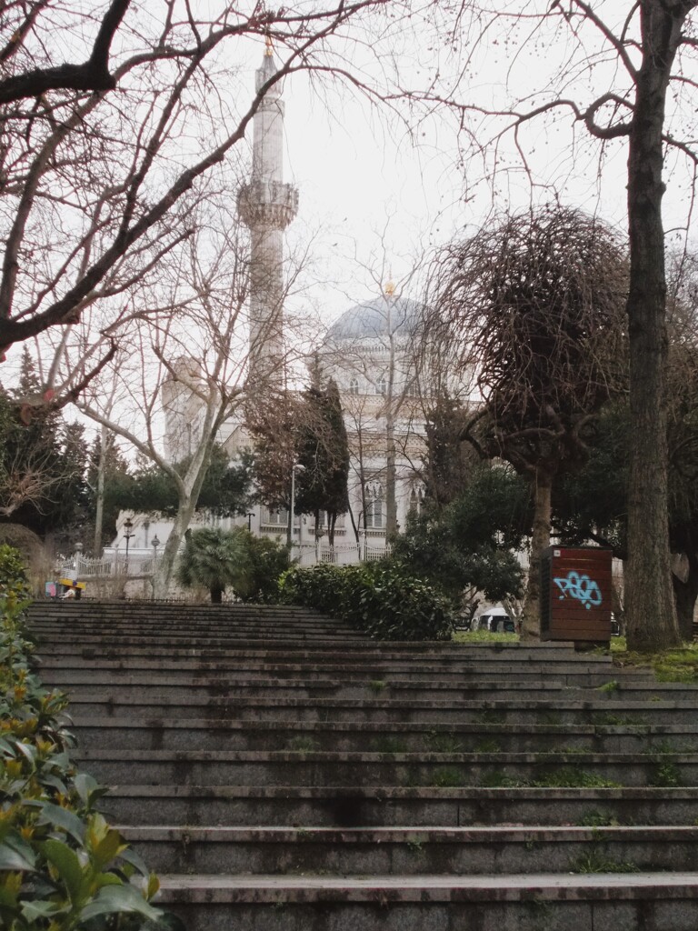 海を臨む街のモスク～～