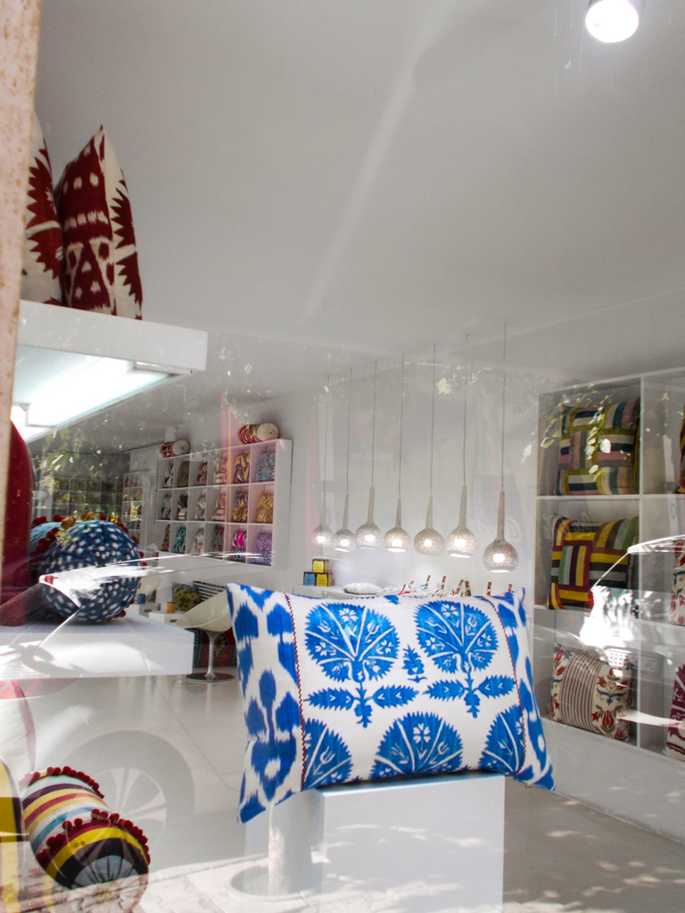 キラキラの中のクッション屋さん✨