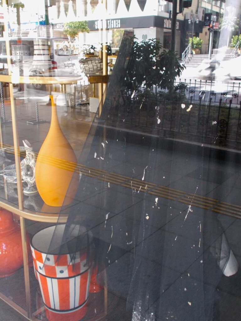 マネキンの黒いスカート～