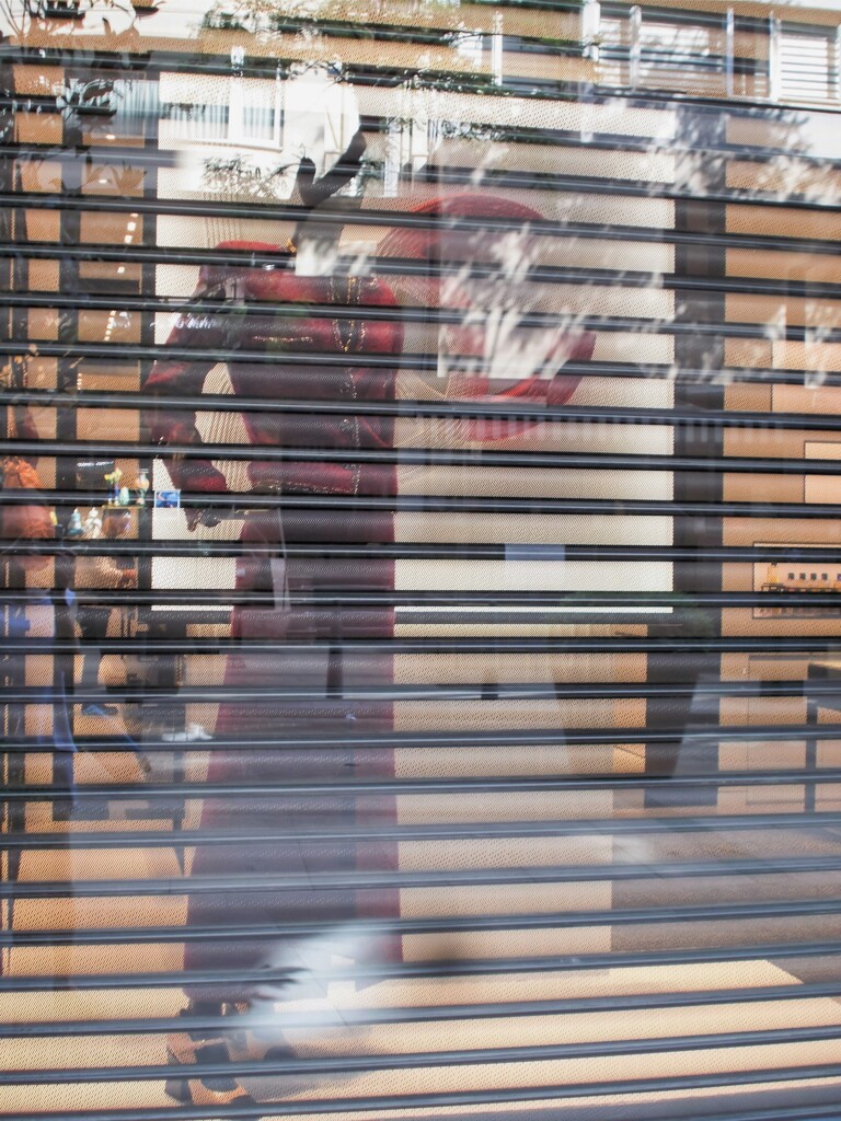 見えそで…見えない…ワインレッドの…♪