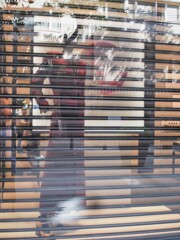 見えそで…見えない…ワインレッドの…♪