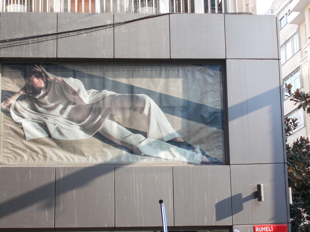 ポスターの美女も朝陽が眩しいっって✨