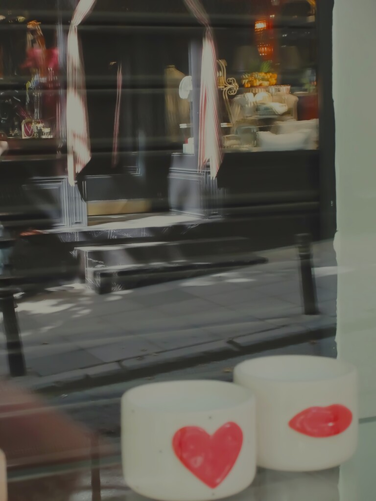 色見えで　移ろうものは…