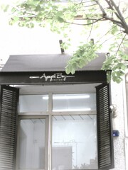 白々しい…蛍光灯…