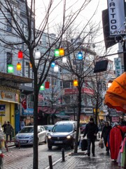 小ぬか雨の下町商店街…