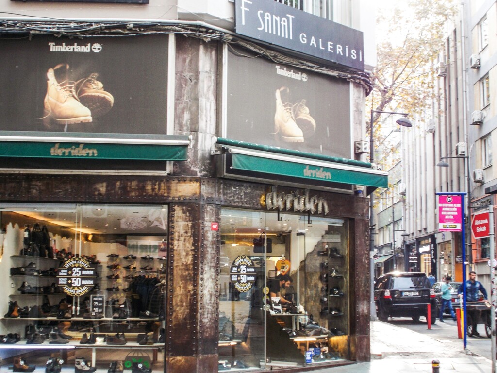 靴だらけの靴屋さん～～