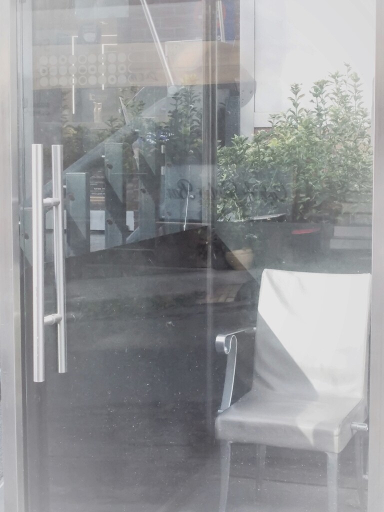 手持ち無沙汰が沁み込んだ椅子～～