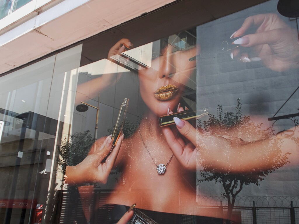 手を替え品を替え…