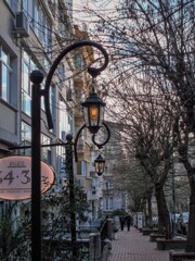 灯りは　ぼんやりともりゃいい～♪～。。。