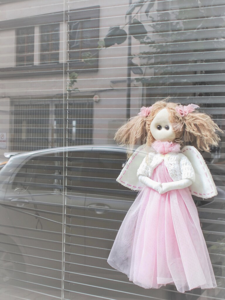 （日曜日）閉店のドアに手作りの天使を飾る人～