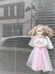 （日曜日）閉店のドアに手作りの天使を飾る人～