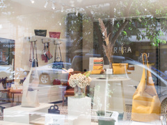 光の中のバッグ屋さん　✨