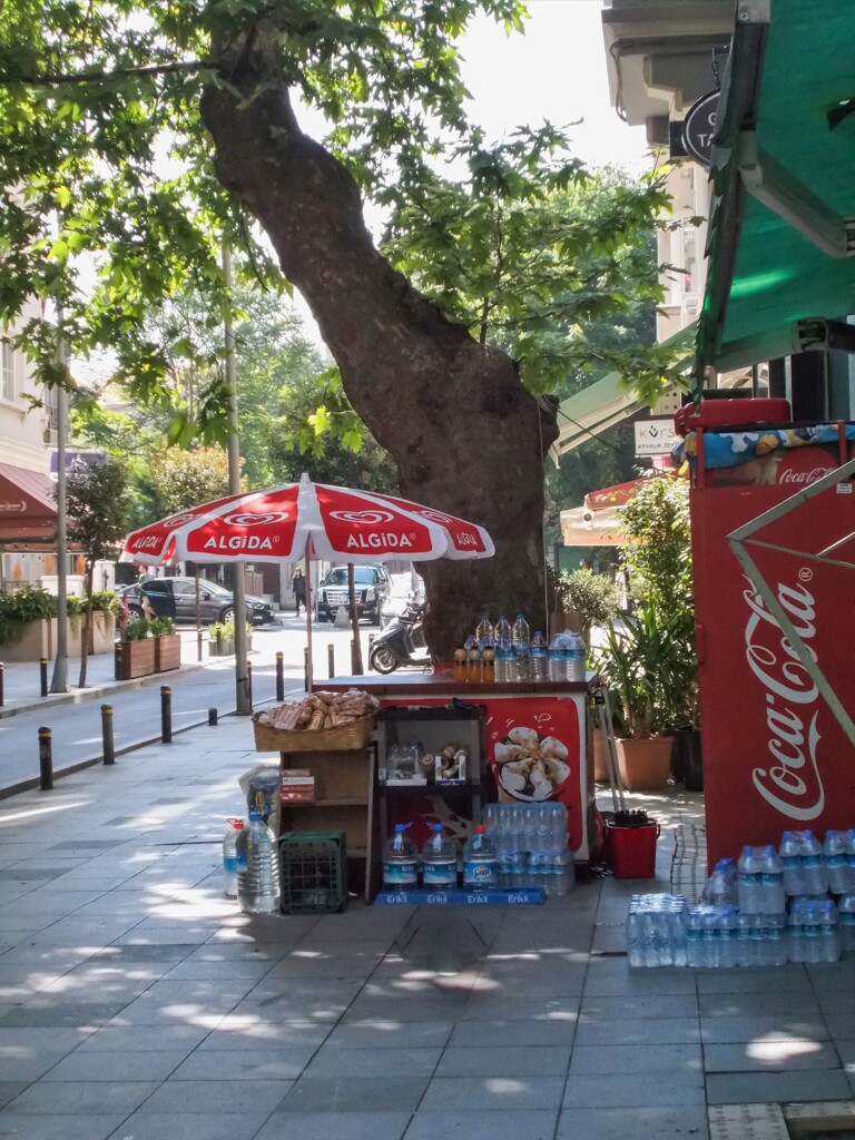 今朝もお水を沢山冷やして開店準備～