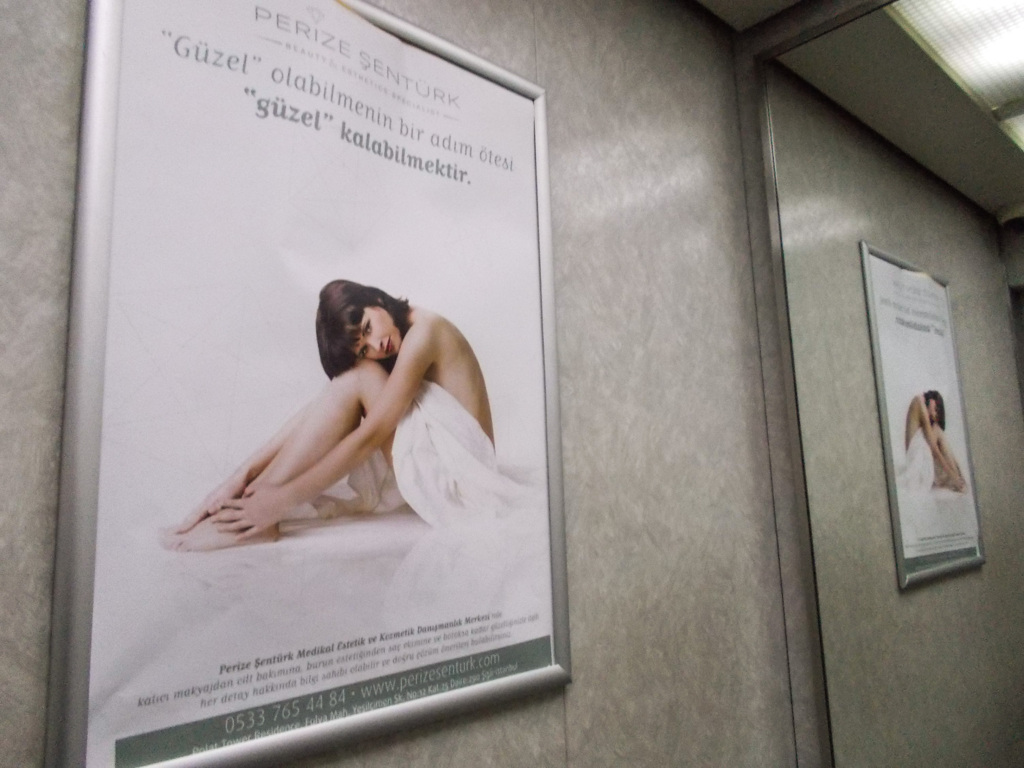 エレベーターの中　白い視線～