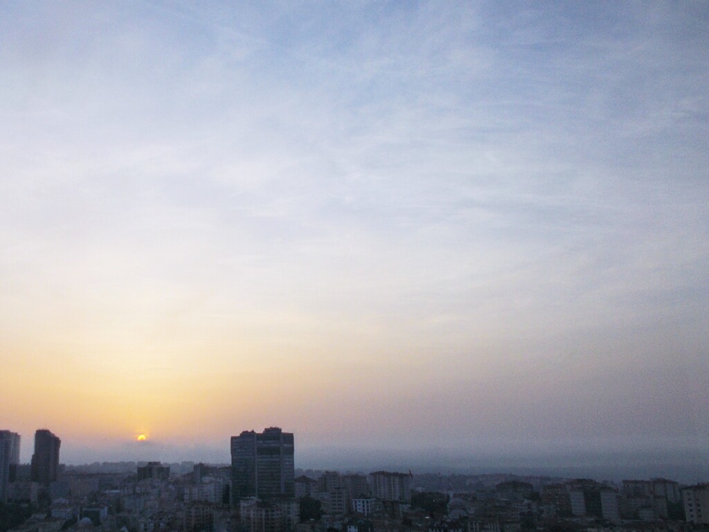 日の出…雨がやって来るようです…