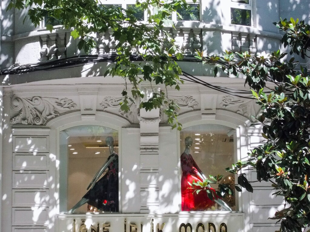 赤と黒の舞踏会・・・