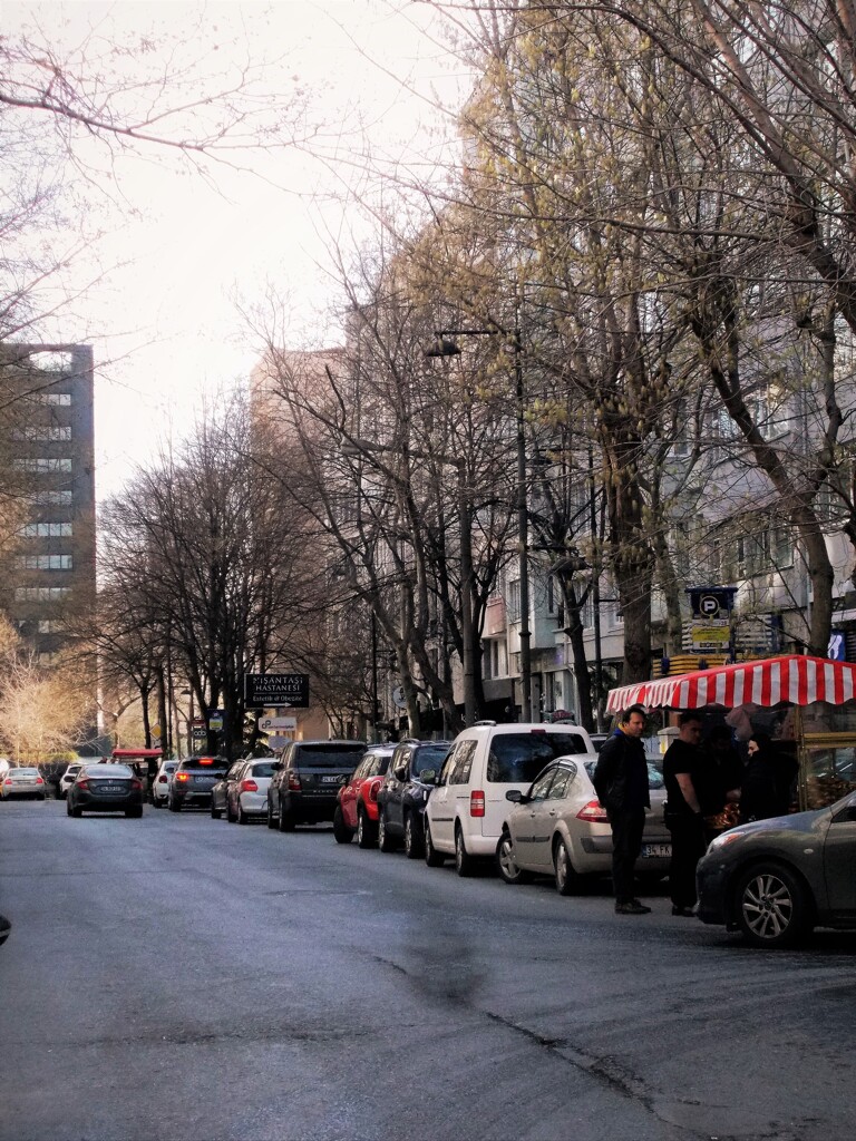 男達…　赤と黒…