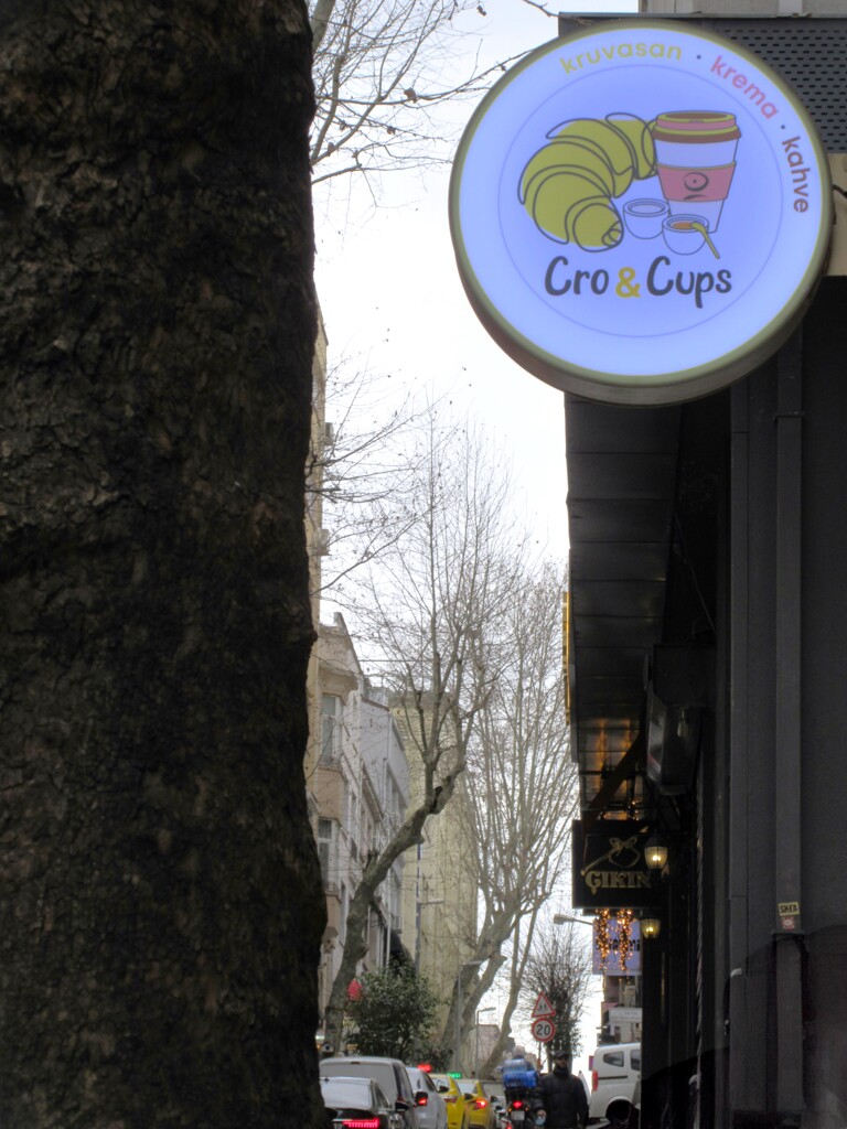 クロワッサンと熱いコーヒー～～♡