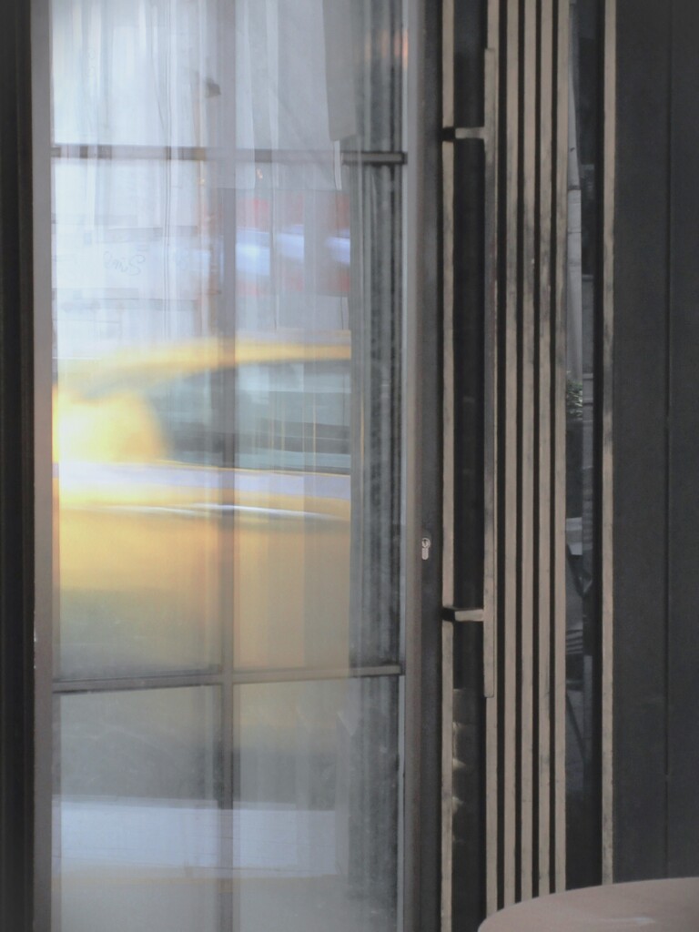 Z…ガラスの音がする…