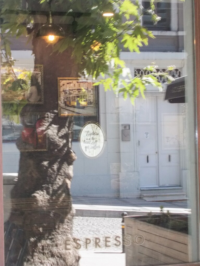 カフェの窓のレフレクション～☆