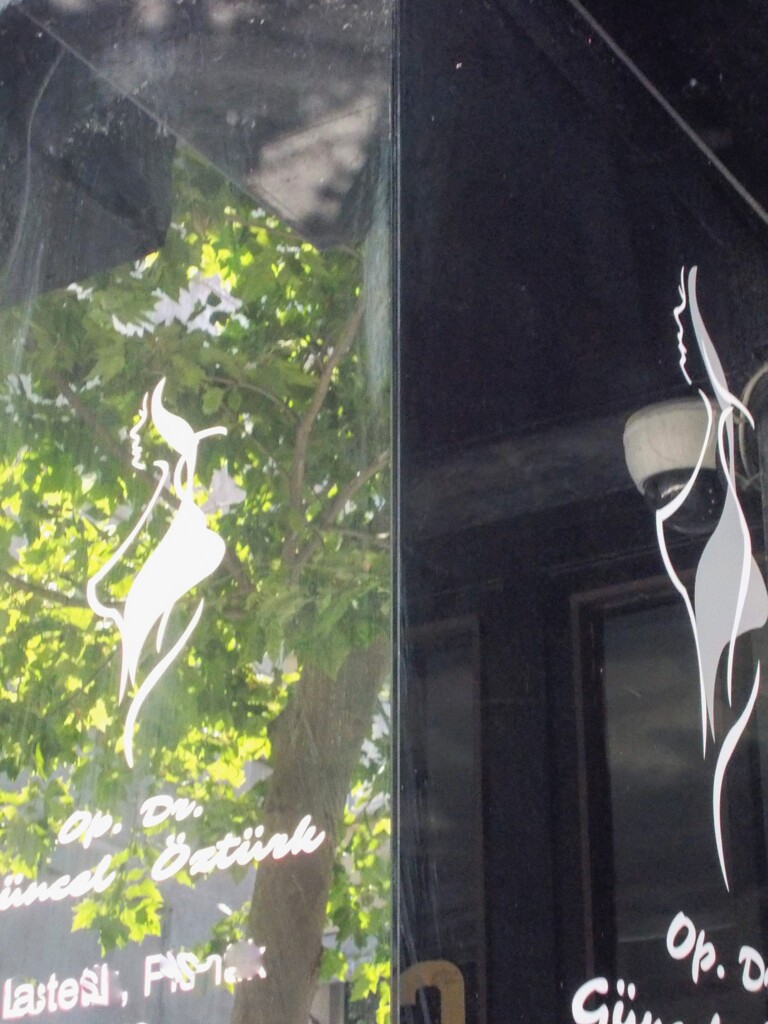 プラスティックサージェリーの看板…